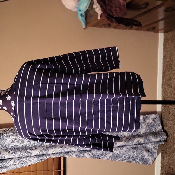 EUC Blue/White Striped Top. Button V-neck. 3/4 sleeves. Size XL - Picture 3 of 8